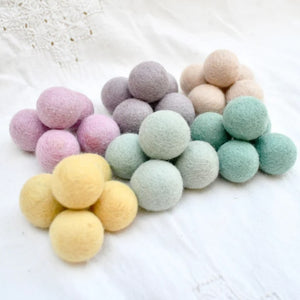 Tara Treasures wool felt balls set 30 with pouch